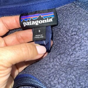 Patagonia men’s fleece sweater size small. I find it could be unisex.
